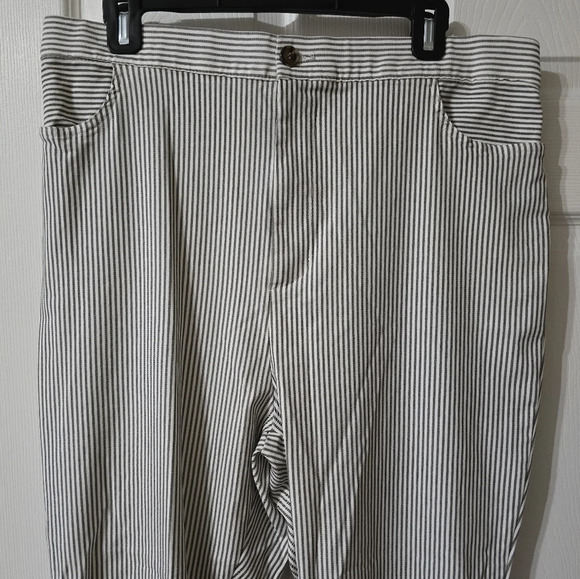 NWT Hayden Los Angeles Stretch Pinstripe Flared Pants, Cropped, Plus Size 1XL. - Picture 3 of 14